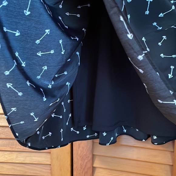 Lauren Conrad mini skirt, M, black with arrow print - Picture 4 of 7